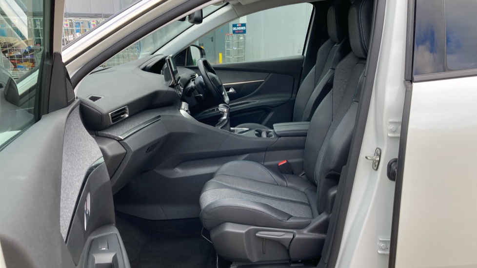 Peugeot 3008 1.2 PureTech Allure Premium 5dr Petrol Estate - Image 38