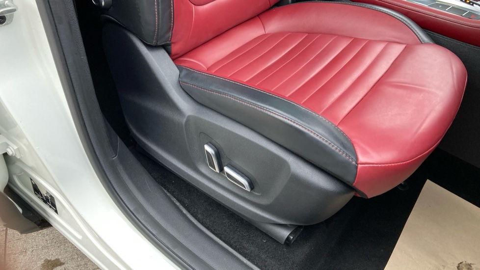 MG HS 1.5 T-GDI PHEV Exclusive 5dr Auto Hatchback - Image 31