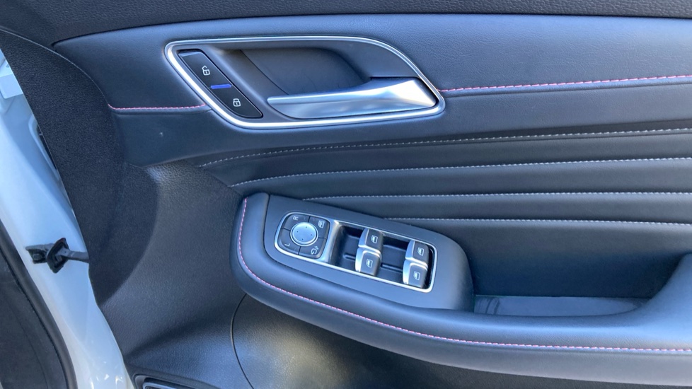 MG HS 1.5 T-GDI Exclusive 5dr Petrol Hatchback - Image 32