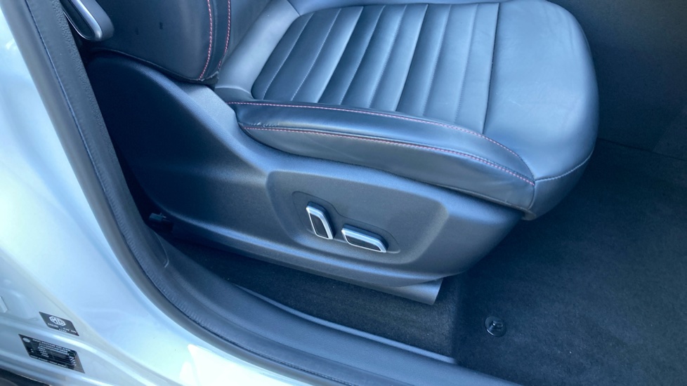MG HS 1.5 T-GDI Exclusive 5dr Petrol Hatchback - Image 33