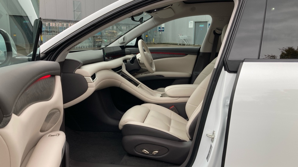 MG IM6 300kW Long Range 100kWh 5dr Auto Electric Estate - Image 40