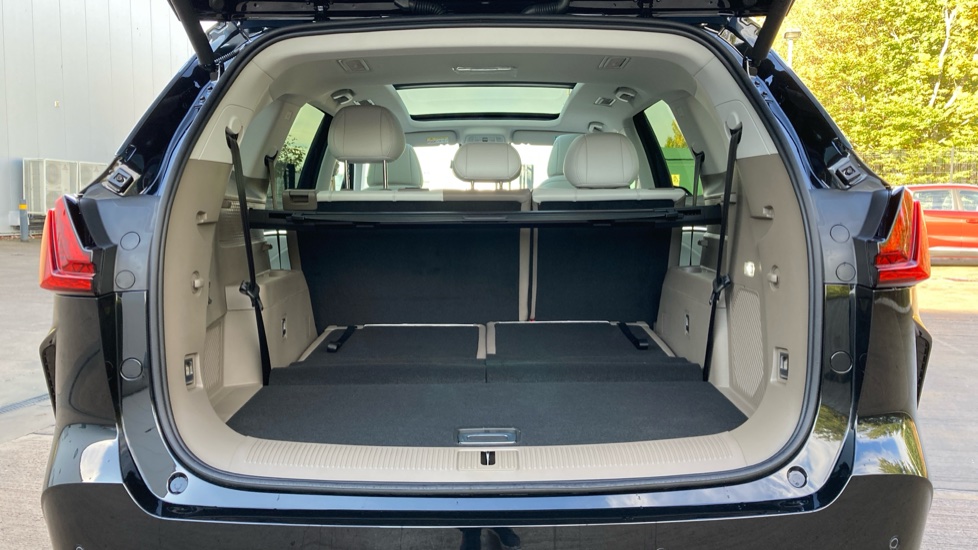MG MGS9 1.5 T-GDI PHEV Premium 5dr Auto Estate - Image 4
