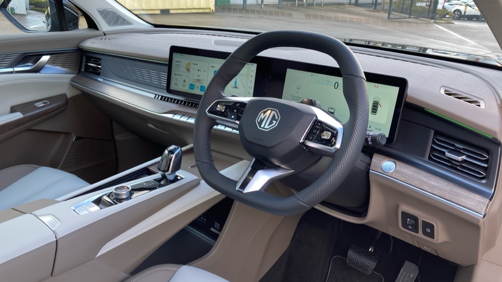 MG MGS9 1.5 T-GDI PHEV Premium 5dr Auto Estate - Image 11