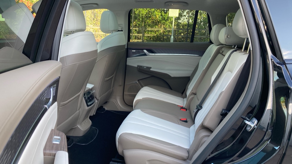 MG MGS9 1.5 T-GDI PHEV Premium 5dr Auto Estate - Image 16