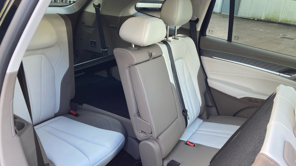 MG MGS9 1.5 T-GDI PHEV Premium 5dr Auto Estate - Image 39