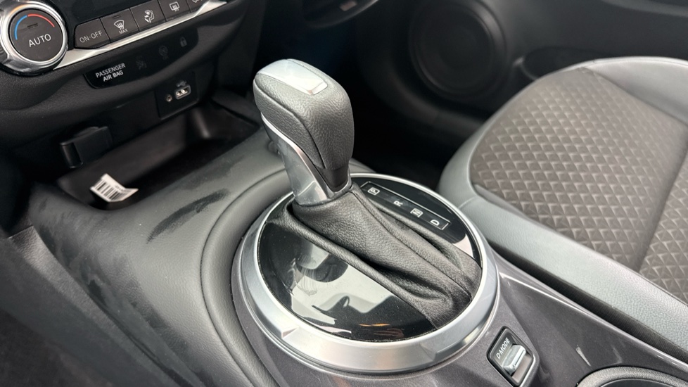 Nissan Juke 1.0 DiG-T 114 N-Connecta 5dr DCT Petrol Hatchback - Image 13