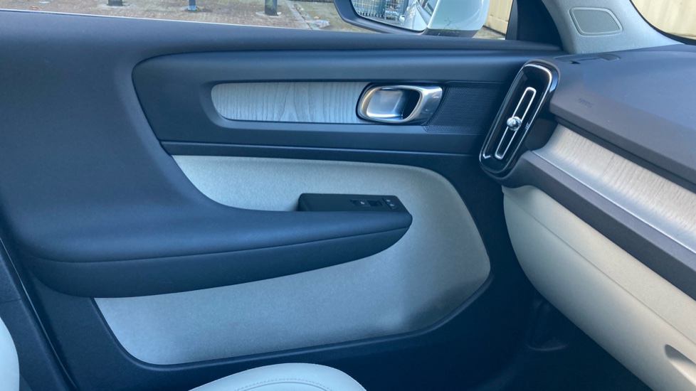 Volvo XC40 1.5 T3 [163] Inscription 5dr Geartronic Petrol Estate - Image 26