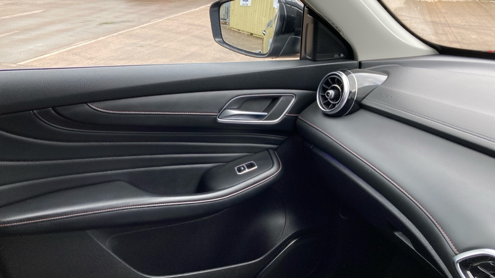 MG HS 1.5 T-GDI Trophy 5dr DCT Petrol Hatchback - Image 27