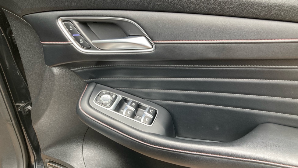 MG HS 1.5 T-GDI Trophy 5dr DCT Petrol Hatchback - Image 30