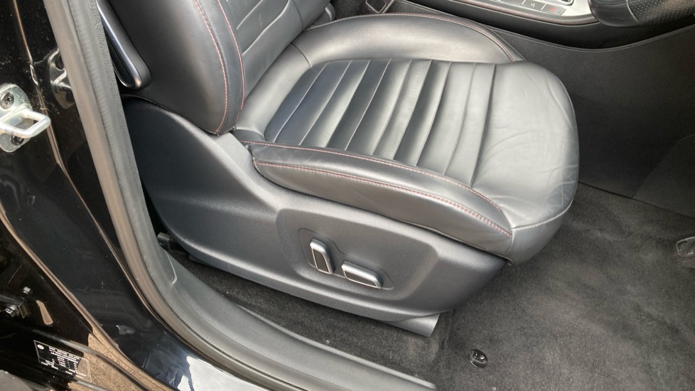 MG HS 1.5 T-GDI Trophy 5dr DCT Petrol Hatchback - Image 32