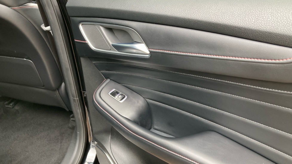 MG HS 1.5 T-GDI Trophy 5dr DCT Petrol Hatchback - Image 33