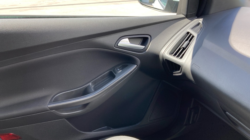 Ford Focus 1.0 EcoBoost 140 ST-Line Navigation 5dr Petrol Hatchback - Image 25