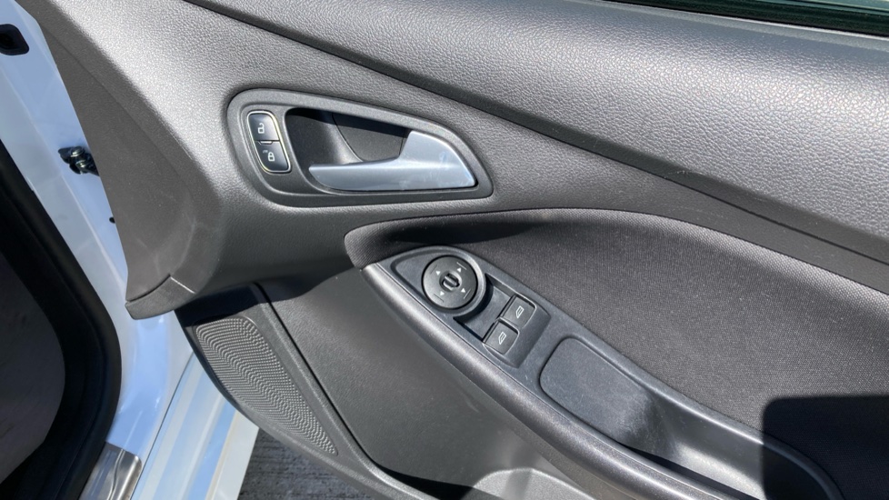 Ford Focus 1.0 EcoBoost 140 ST-Line Navigation 5dr Petrol Hatchback - Image 29