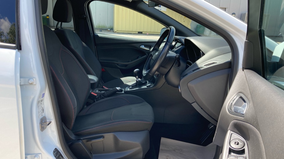 Ford Focus 1.0 EcoBoost 140 ST-Line Navigation 5dr Petrol Hatchback - Image 31