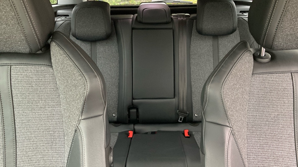 Peugeot 3008 1.2 PureTech Allure 5dr EAT8 Petrol Estate - Image 15