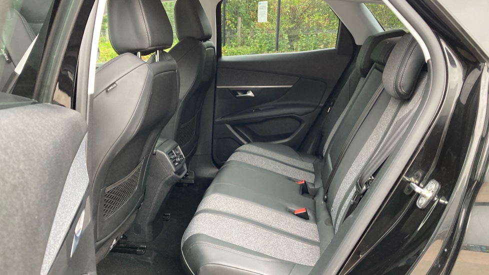 Peugeot 3008 1.2 PureTech Allure 5dr EAT8 Petrol Estate - Image 16