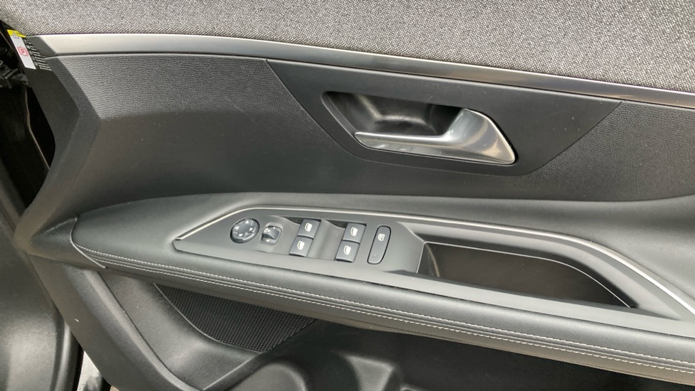 Peugeot 3008 1.2 PureTech Allure 5dr EAT8 Petrol Estate - Image 30