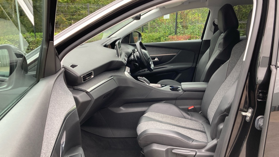 Peugeot 3008 1.2 PureTech Allure 5dr EAT8 Petrol Estate - Image 39
