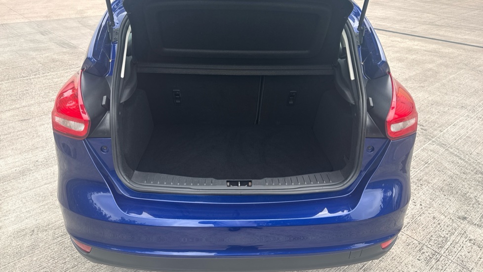 Ford Focus 1.0 EcoBoost Zetec 5dr Petrol Hatchback - Image 4