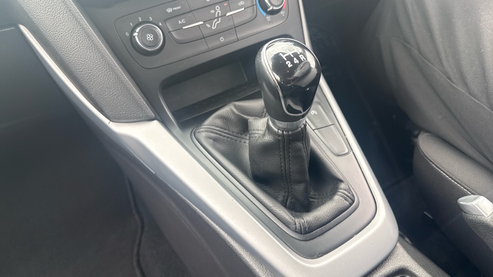 Ford Focus 1.0 EcoBoost Zetec 5dr Petrol Hatchback - Image 13