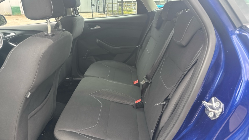 Ford Focus 1.0 EcoBoost Zetec 5dr Petrol Hatchback - Image 16