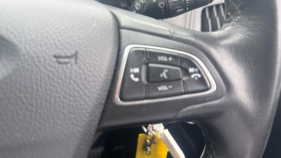 Ford Focus 1.0 EcoBoost Zetec 5dr Petrol Hatchback - Image 27