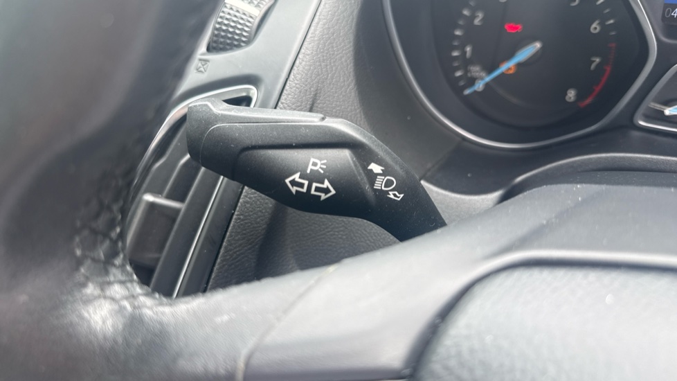 Ford Focus 1.0 EcoBoost Zetec 5dr Petrol Hatchback - Image 29