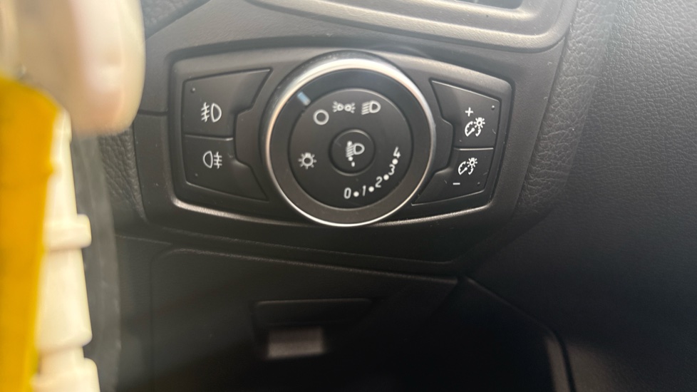 Ford Focus 1.0 EcoBoost Zetec 5dr Petrol Hatchback - Image 30