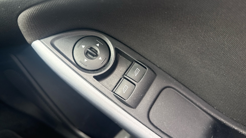 Ford Focus 1.0 EcoBoost Zetec 5dr Petrol Hatchback - Image 31