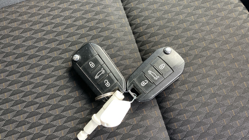 Vauxhall Crossland X 1.6 Turbo D ecoTec Elite 5dr [Start Stop] Diesel Hatchback - Image 20