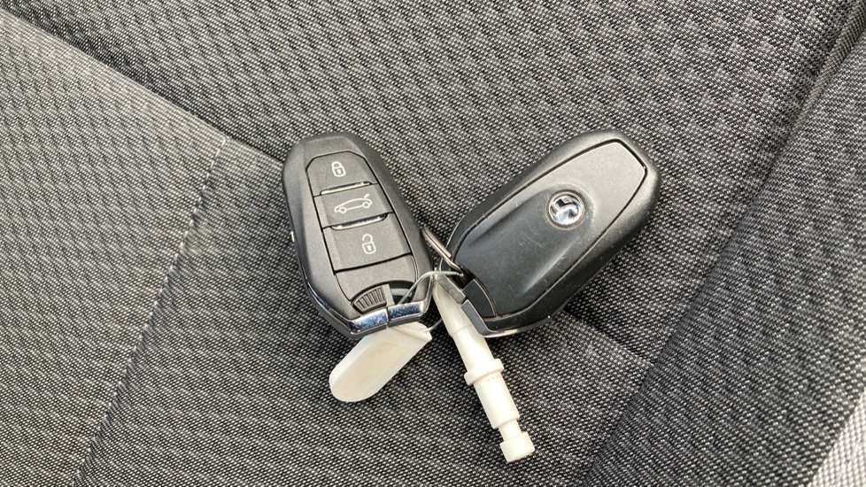 Vauxhall Astra 1.2 Turbo 130 Design 5dr Petrol Hatchback - Image 20