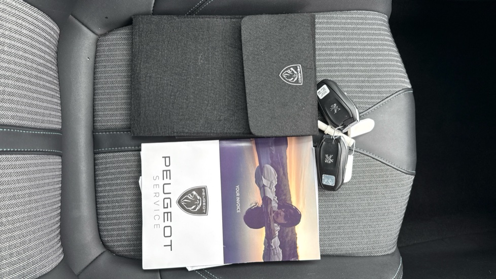 Peugeot 5008 1.2 PureTech Allure Premium+ 5dr Petrol Estate - Image 19