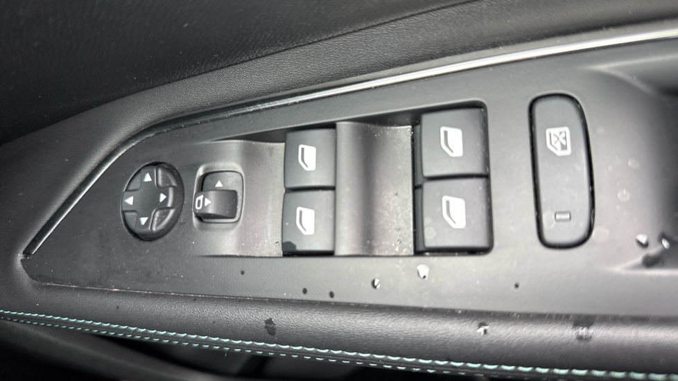 Peugeot 5008 1.2 PureTech Allure Premium+ 5dr Petrol Estate - Image 24