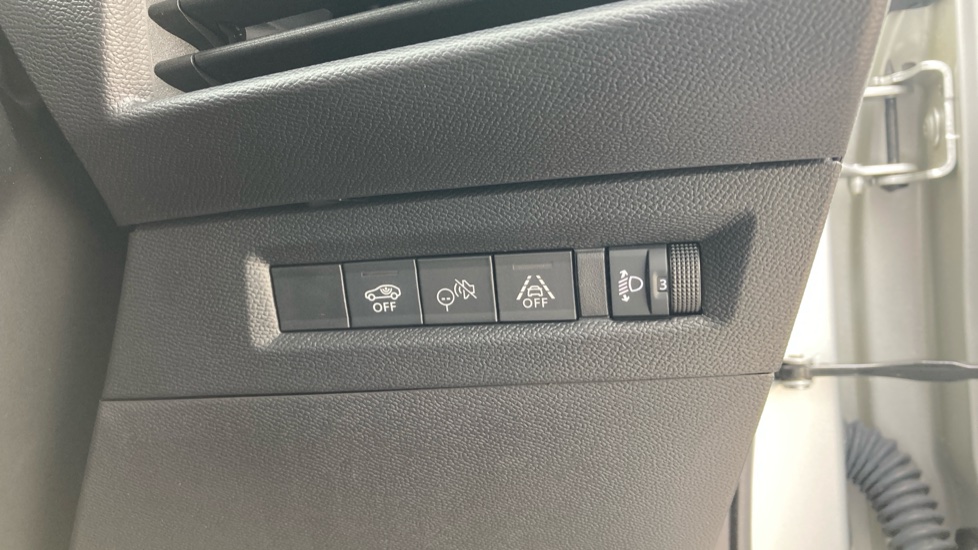 Vauxhall Frontera 1.2 Hybrid Design 5dr e-DCT6 Petrol Estate - Image 28