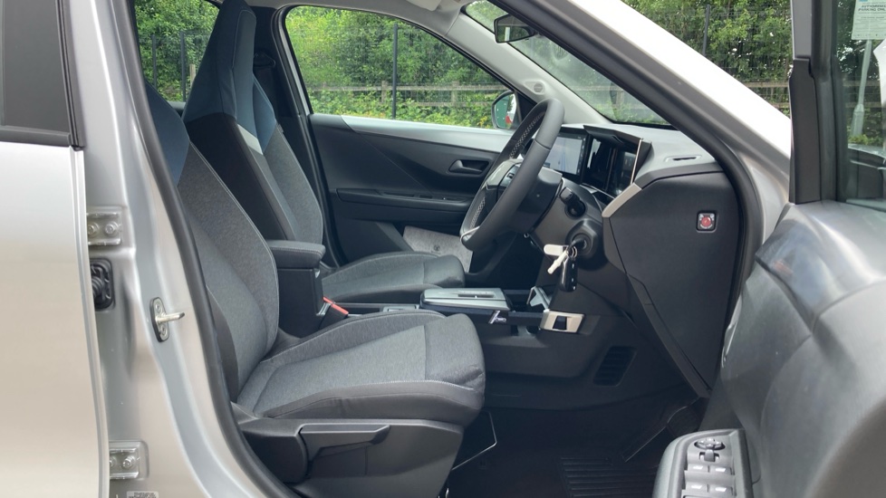 Vauxhall Frontera 1.2 Hybrid Design 5dr e-DCT6 Petrol Estate - Image 31
