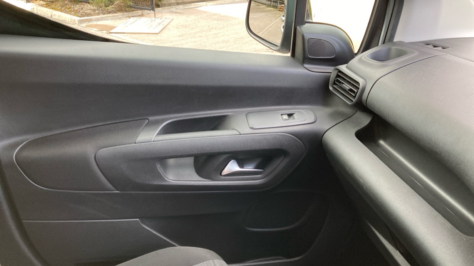 Vauxhall Combo Life 1.5 Turbo D SE 5dr Diesel Estate - Image 25