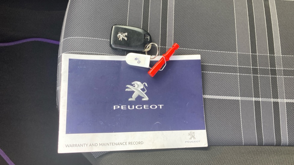 Peugeot 108 1.2 PureTech Allure 5dr Petrol Hatchback - Image 19
