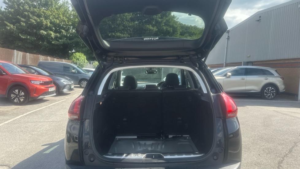 Peugeot 2008 1.5 BlueHDi 100 Allure Premium 5dr [5 Speed] Diesel Estate - Image 4