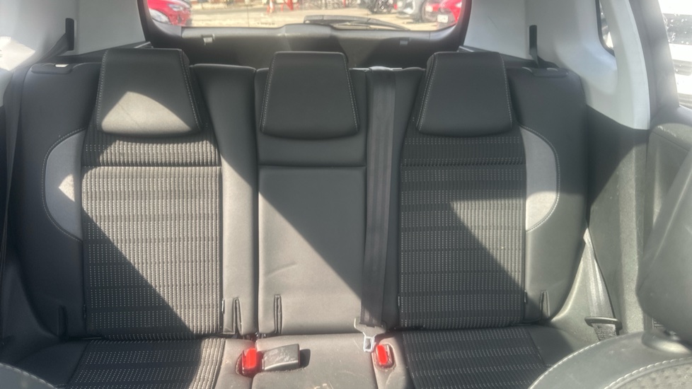 Peugeot 2008 1.5 BlueHDi 100 Allure Premium 5dr [5 Speed] Diesel Estate - Image 15