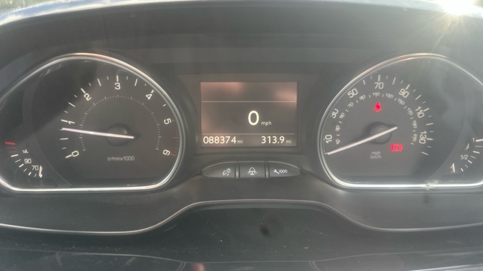 Peugeot 2008 1.5 BlueHDi 100 Allure Premium 5dr [5 Speed] Diesel Estate - Image 18
