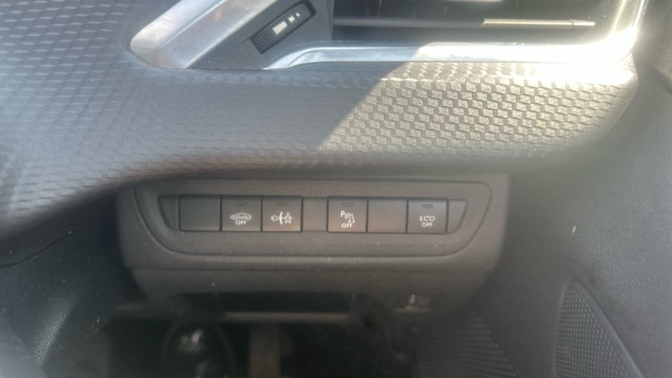 Peugeot 2008 1.5 BlueHDi 100 Allure Premium 5dr [5 Speed] Diesel Estate - Image 25