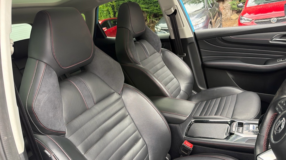 MG HS 1.5 T-GDI Exclusive 5dr DCT Petrol Hatchback - Image 23