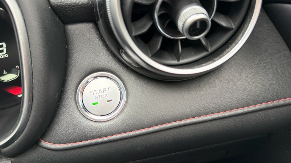 MG HS 1.5 T-GDI Exclusive 5dr DCT Petrol Hatchback - Image 32