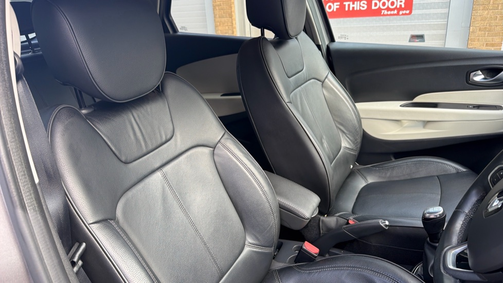 Renault Captur 0.9 TCE 90 GT Line 5dr Petrol Hatchback - Image 17