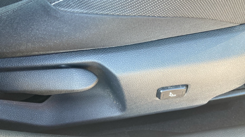 Toyota Corolla 1.8 VVT-i Hybrid Icon Tech 5dr CVT Hybrid Hatchback - Image 24
