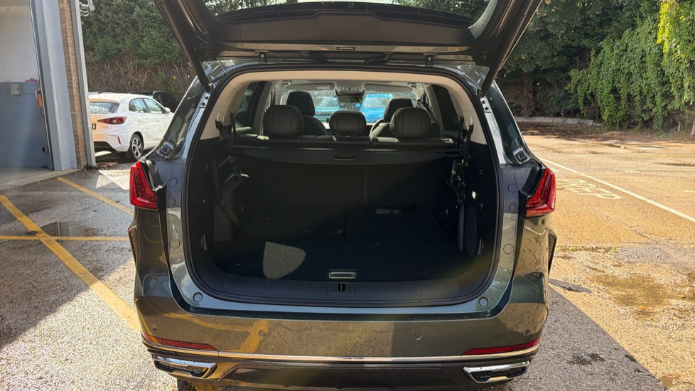 MG MGS9 1.5 T-GDI PHEV Premium 5dr Auto Estate - Image 4