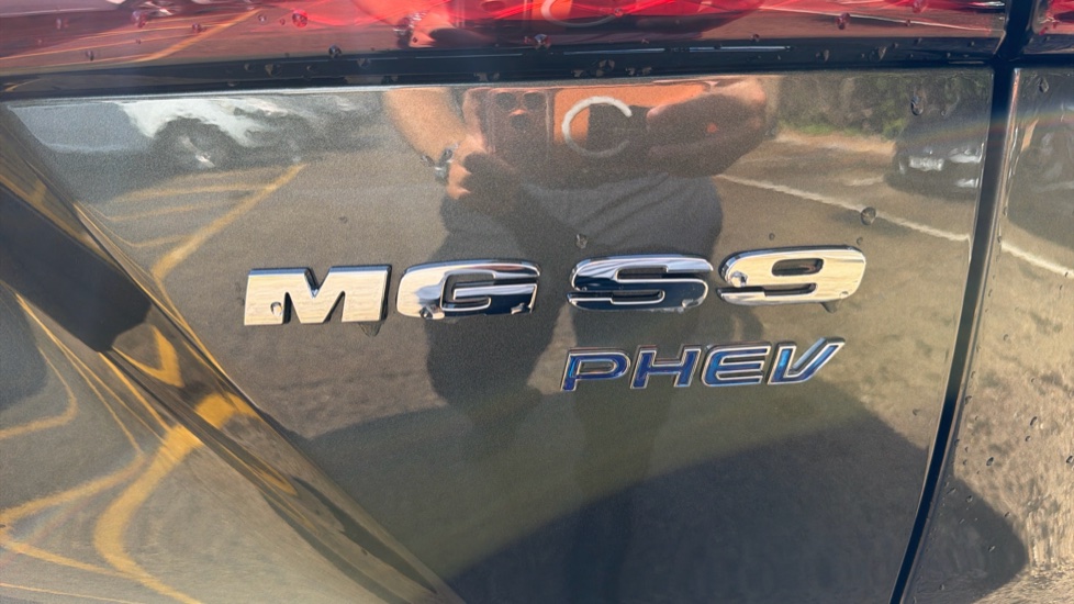 MG MGS9 1.5 T-GDI PHEV Premium 5dr Auto Estate - Image 10