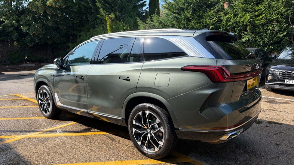 MG MGS9 1.5 T-GDI PHEV Premium 5dr Auto Estate - Image 11