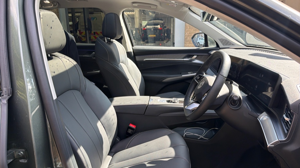 MG MGS9 1.5 T-GDI PHEV Premium 5dr Auto Estate - Image 25