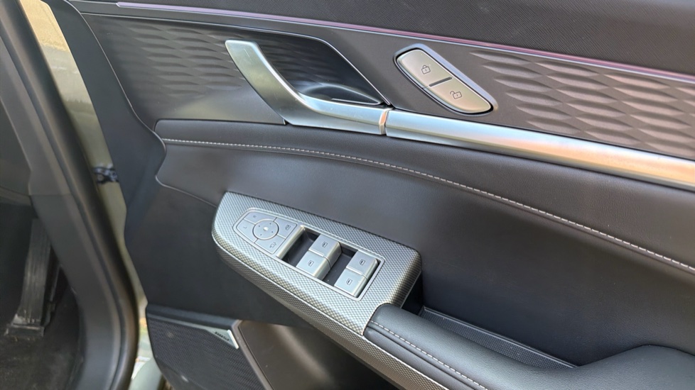 MG MGS9 1.5 T-GDI PHEV Premium 5dr Auto Estate - Image 27